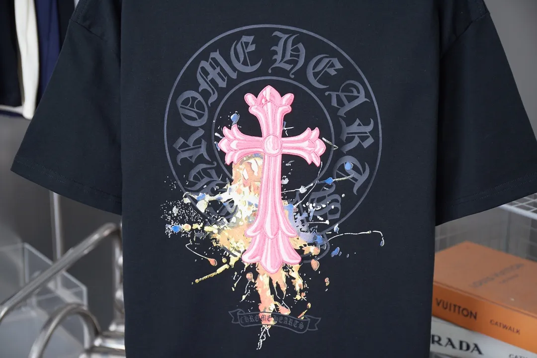 🅿️200 Ch*ome Hearte 25SS early spring new style Contrast color embroidery Crow heart cross short sleeve Light luxury essential item for daily commuting for men and women Correct version Welcome to compare Detailed features · 320g 100% pure cotton double yarn jersey fabric · Custom dyed in the same cylinder, special thickened 32 pieces double-strand 1X1 thread · Imported Tajima machine embroidery tatami embroidery · Digital direct printing logo pattern · Double-needle stitching and cross-seam technology · Original main mark, washed tag, brand moisture-proof paper packaging Color: black/white/pink Size: S/M/L/XL